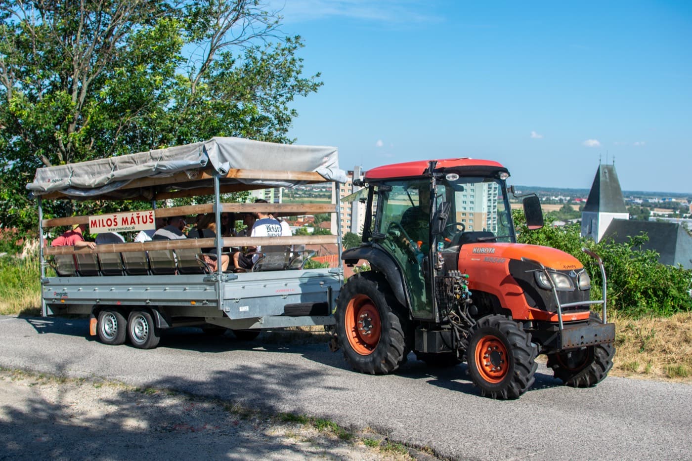 Traktor s vlečkou pripravený na jazdu